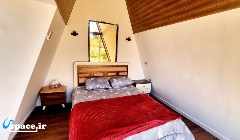 نمای داخلی اتاق خواب کلبه سوئیسی شین شاه - خرم آباد - روستای گوشه شهنشاه